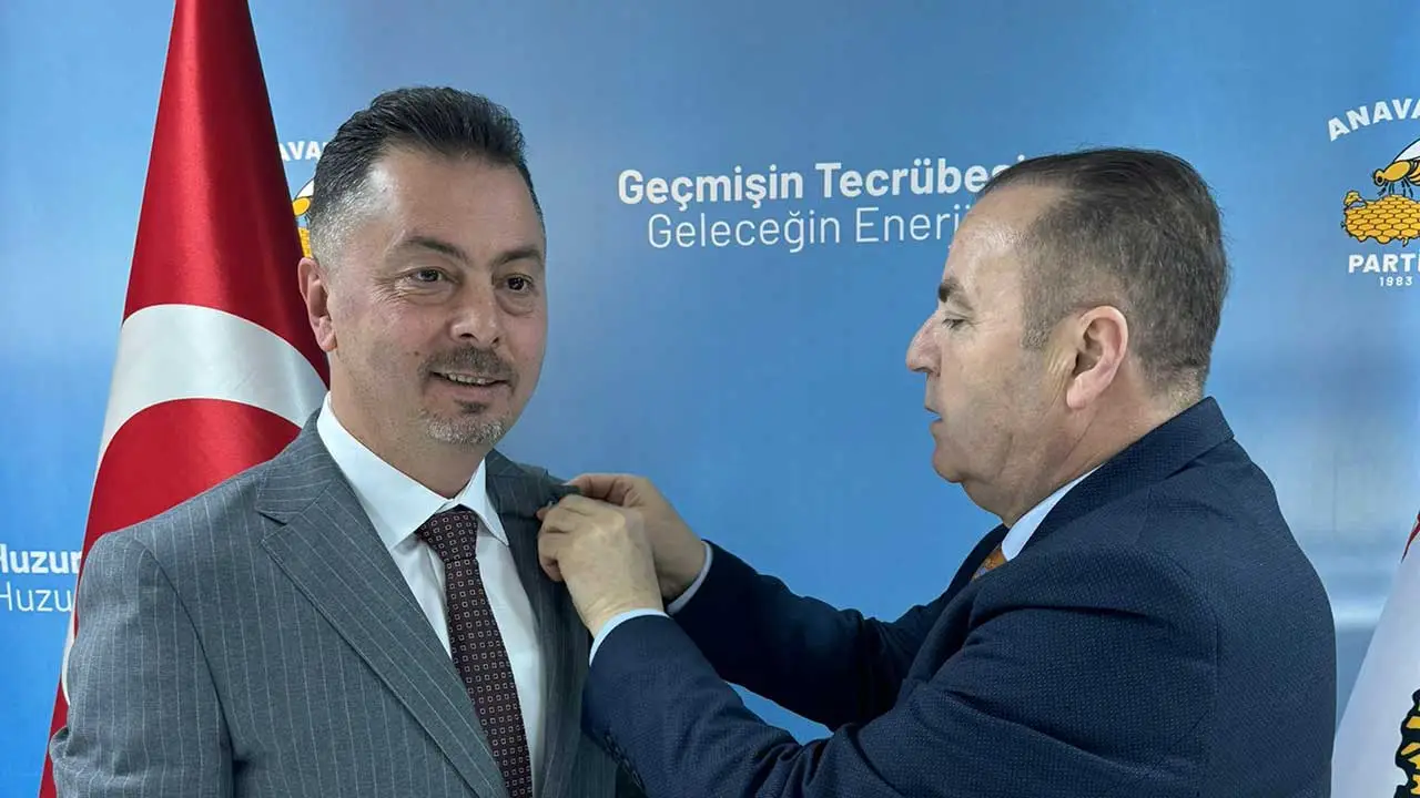 Turgut Özal’ın partisi Anavatan Partisi (ANAP) 31 Mart yerel seçimleri için İBB Başkan adayını açıkladı. 
ANAP’ın İBB Başkan adayı, partinin Genel Başkan Yardımcısı ve MYK Üyesi Umut Çınar oldu.

UMUT ÇINAR KİMDİR?

Umut Çınar, Ocak 1976'da doğdu.

Üniversite eğitimini Gazi Üniversitesi İktisadi İdari Bilimler Fakültesi Ekonometri bölümünde tamamlayan Çınar, Dünya Yaşlılık Derneği ve Dünya Markalar Derneği kurucusudur.

28. Dönem Anavatan Partisi 1.Bölge Milletvekili Adayı olan Çınar, Anavatan Partisi Genel Başkan Yardımcısı olarak görevini sürdürmektedir.