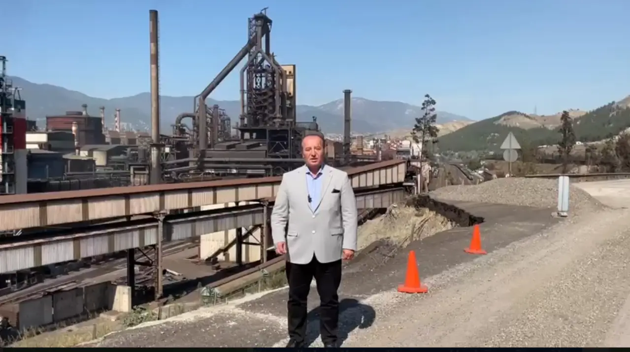 Milletvekili Akay çöken yoldan seslendi: Bu yolu yapmak için 3 aydır ne bekliyorsunuz?