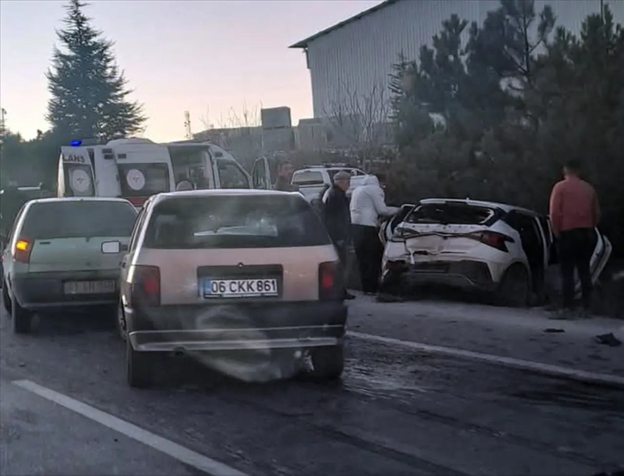 Afyonkarahisar'da zincirleme trafik kazasında 8 kişi yaralandı