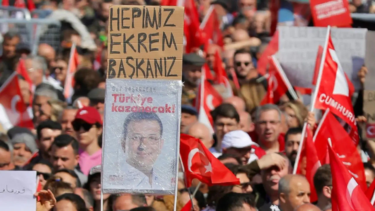 Ekrem İmamoğlu'nun tutuklanmadan önce başlattığı kampanyada kullandığı "Türkiye Kazanacak" sloganı meydanda pek çok yerde göze çarptı. 