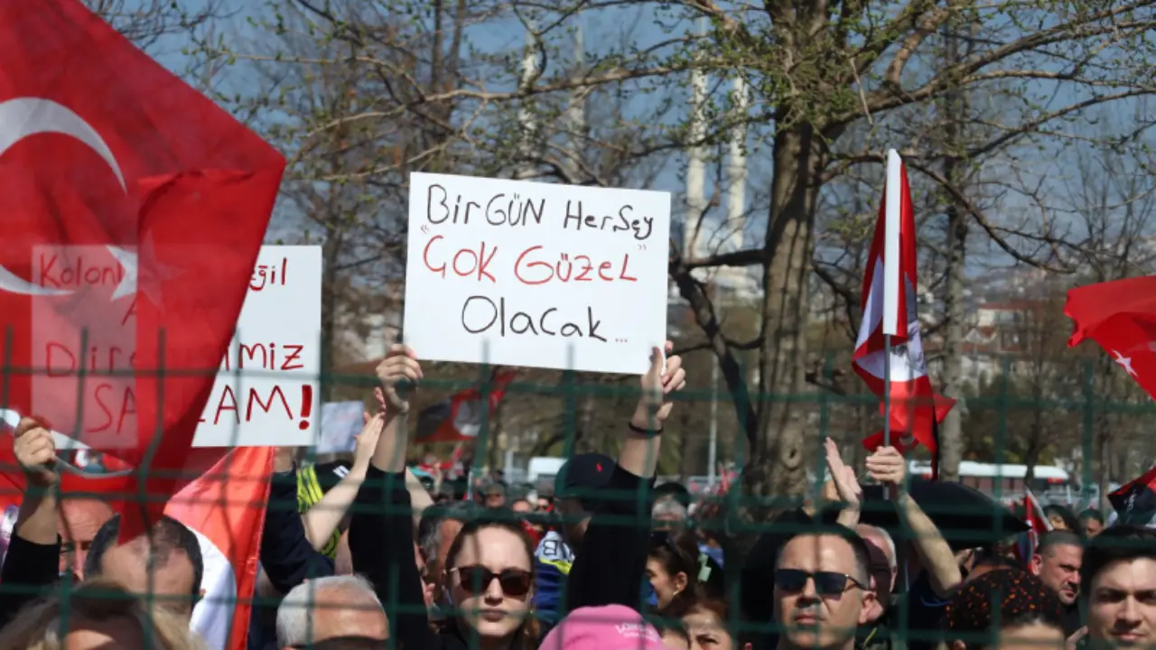 Her şey Çok Güzel Olacak sloganı "BirGÜN her şey çok güzel olacak" biçiminde kendisine yer buldu. 