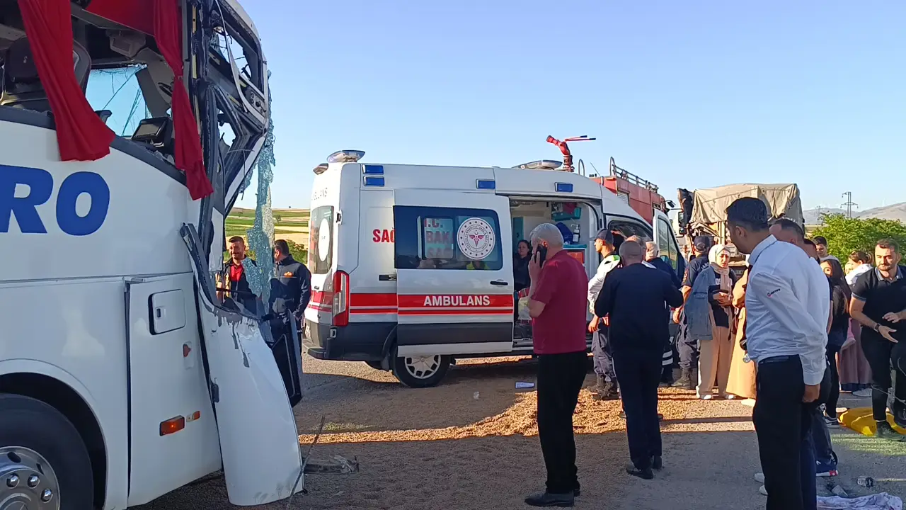 Afyonkarahisar'da yolcu otobüsünün tıra çarptığı kazada 9 kişi yaralandı