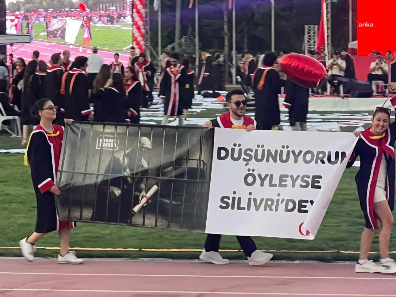 Evet... ne yazık ki, o da tutuklanmış....
"Düşünüyorum, Öyleyse Silivri'deyim"