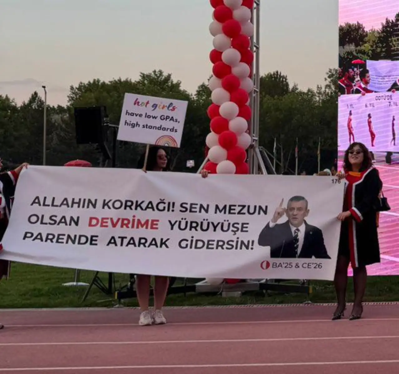 Özgür Özel ile Devrimde partilemeye 
"Allahın Korkağı! sen mezun olsan devrime yürüyüşe parende atarak gidersin."
