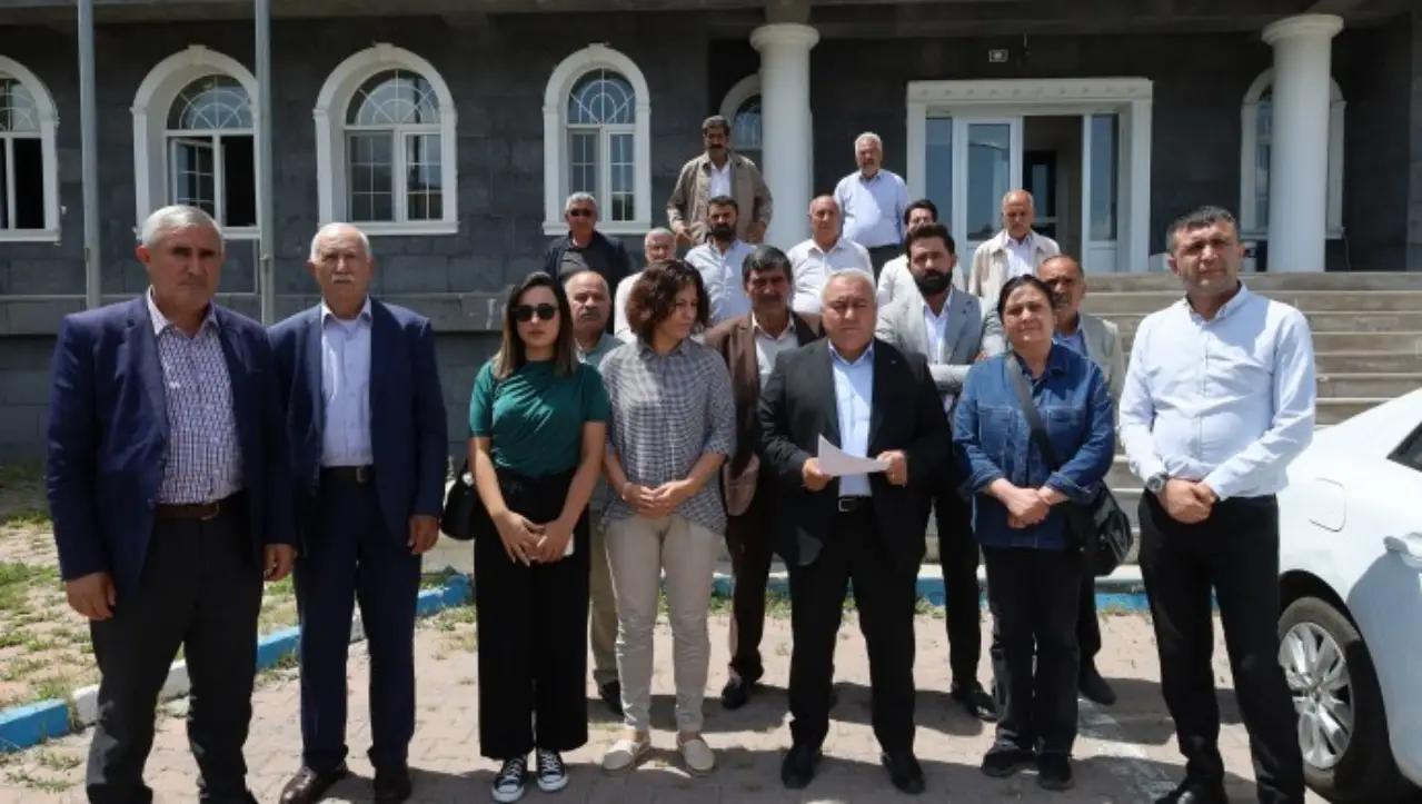 Ağrı İl Genel Meclis üyeleri, İl Özel İdaresi binası önündeki açıklama yaptı: Usulsüzlüklere ortak olmayacağız