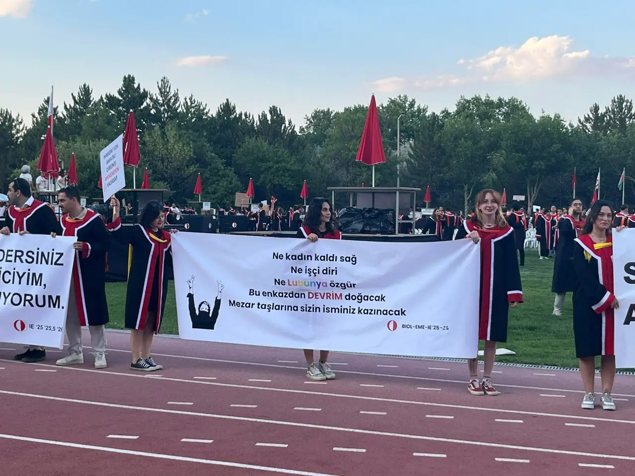 Ne kadın kaldı sağ
Ne işçi diri 
Ne lubunya özgür 
Bu enkazdan DEVRİM doğacak 
Mezar taşlarına sizin isminiz kazınacak"