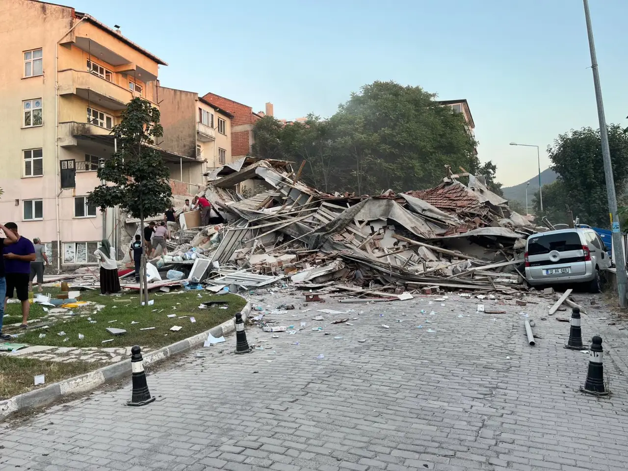 Balıkesir’de 6.1 büyüklüğünde deprem: Manisa’da bina yıkıldı, otoyollara kayalar düştü