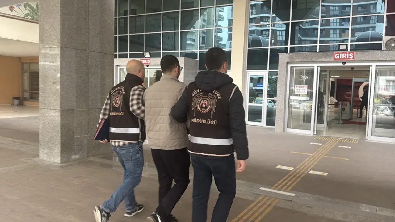 Edirne'de imam kıyafetiyle etkinliğe katılan kişi adliyeye sevk edildi