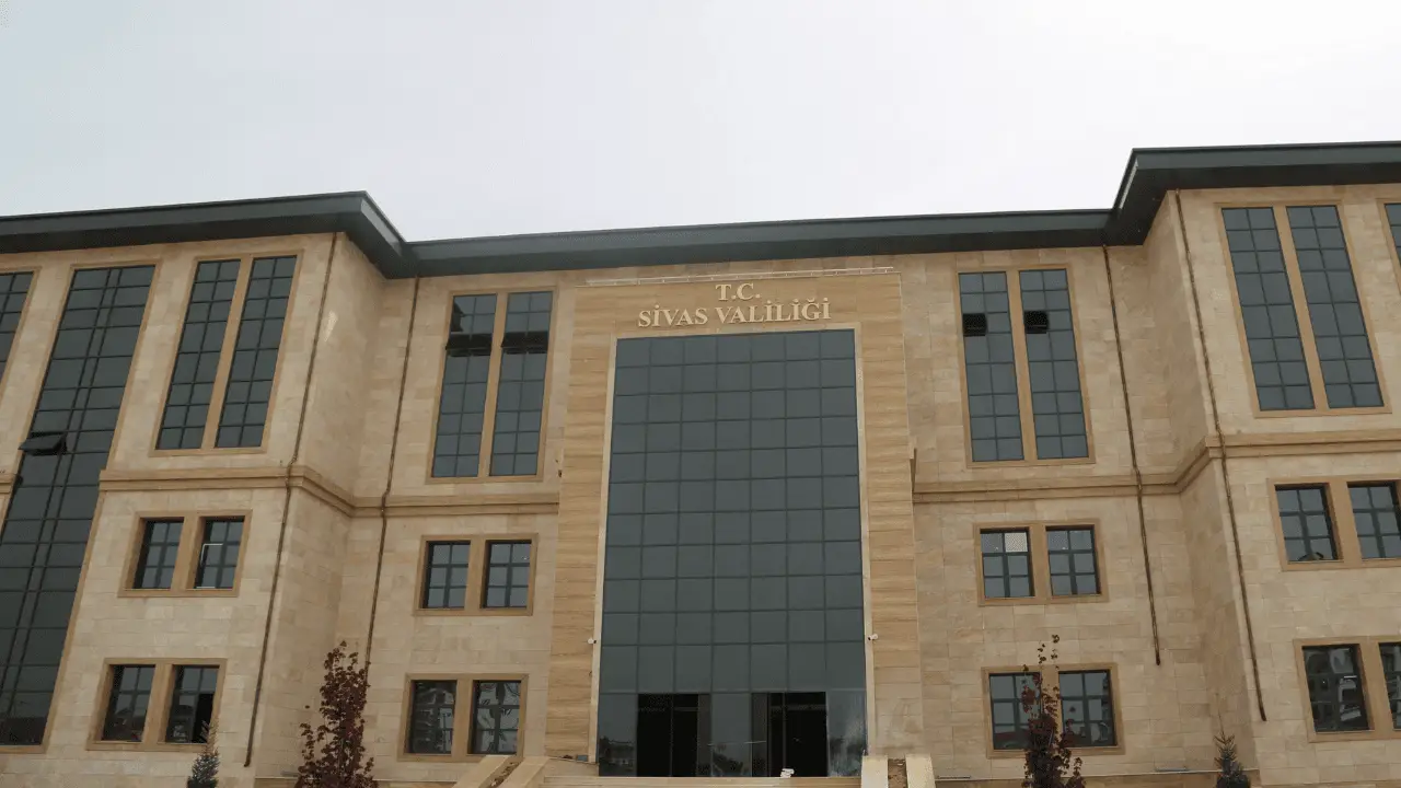 Sivas Valiliği: Divriği, Çaltı köyü sınırları içinde demir madeni çıkaran özel bir işletmede göçük meydana geldi