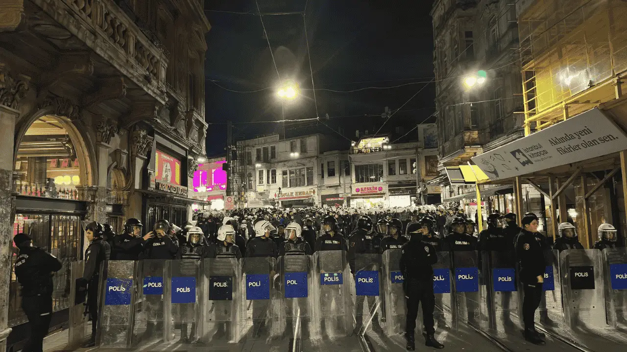 Taksim'de 25 Kasım ablukası: Kadınlar yürüdü, polis gözaltı yaptı