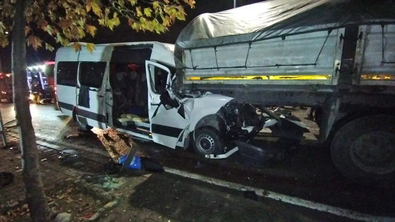 Kocaeli'de işçi servisi ile tırın çarpıştığı kazada 9 kişi yaralandı