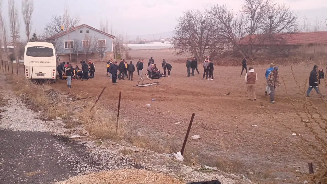 Afyonkarahisar'da öğrenci servis aracı ile kamyonet çarpıştı, 14 kişi yaralandı