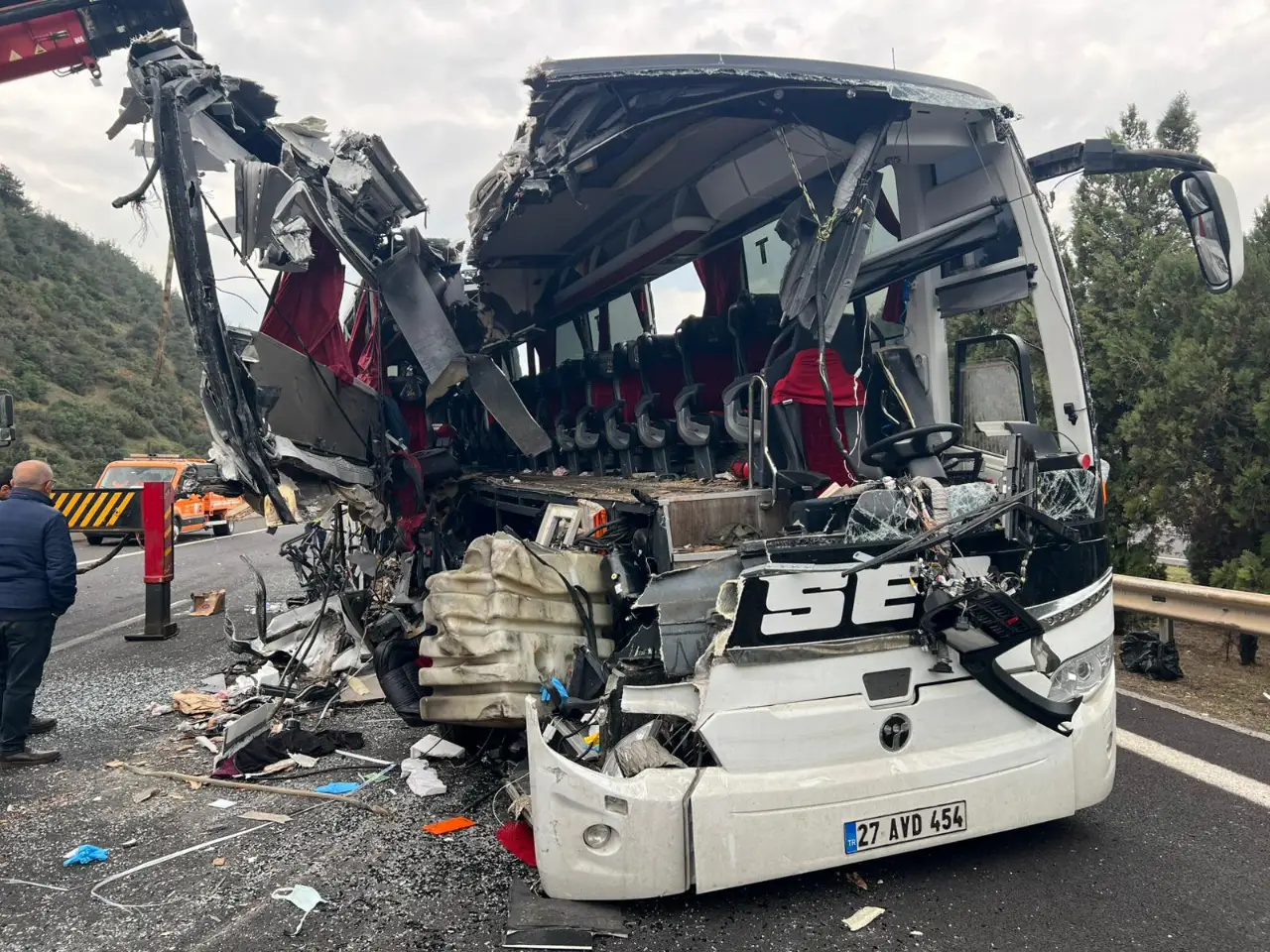 Osmaniye'de yolcu otobüsünün tıra çarptığı kazada 7 kişi öldü, 11 kişi yaralandı