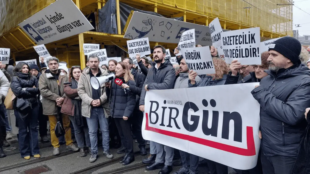 Gazeteciler, BirGün muhabiri İsmail Arı’nın gözaltına alınmasını protesto etti