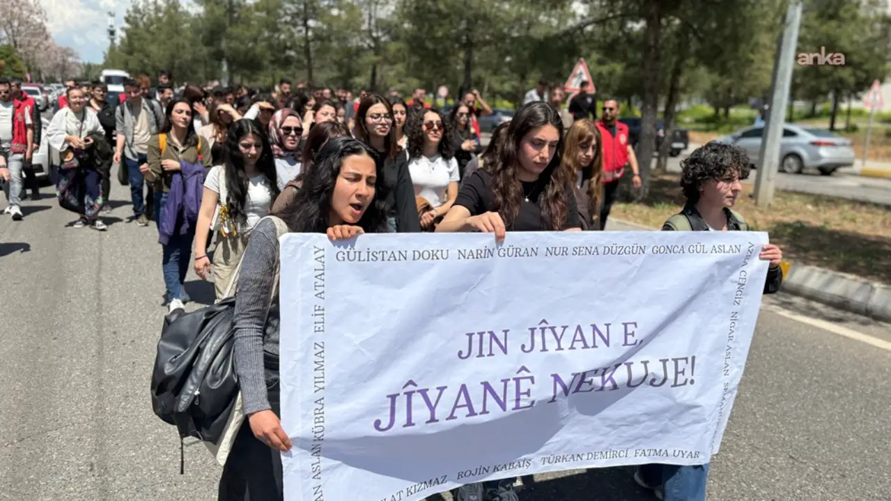 Diyarbakır’da üniversite öğrencileri kadın cinayetlerine karşı yürüdü