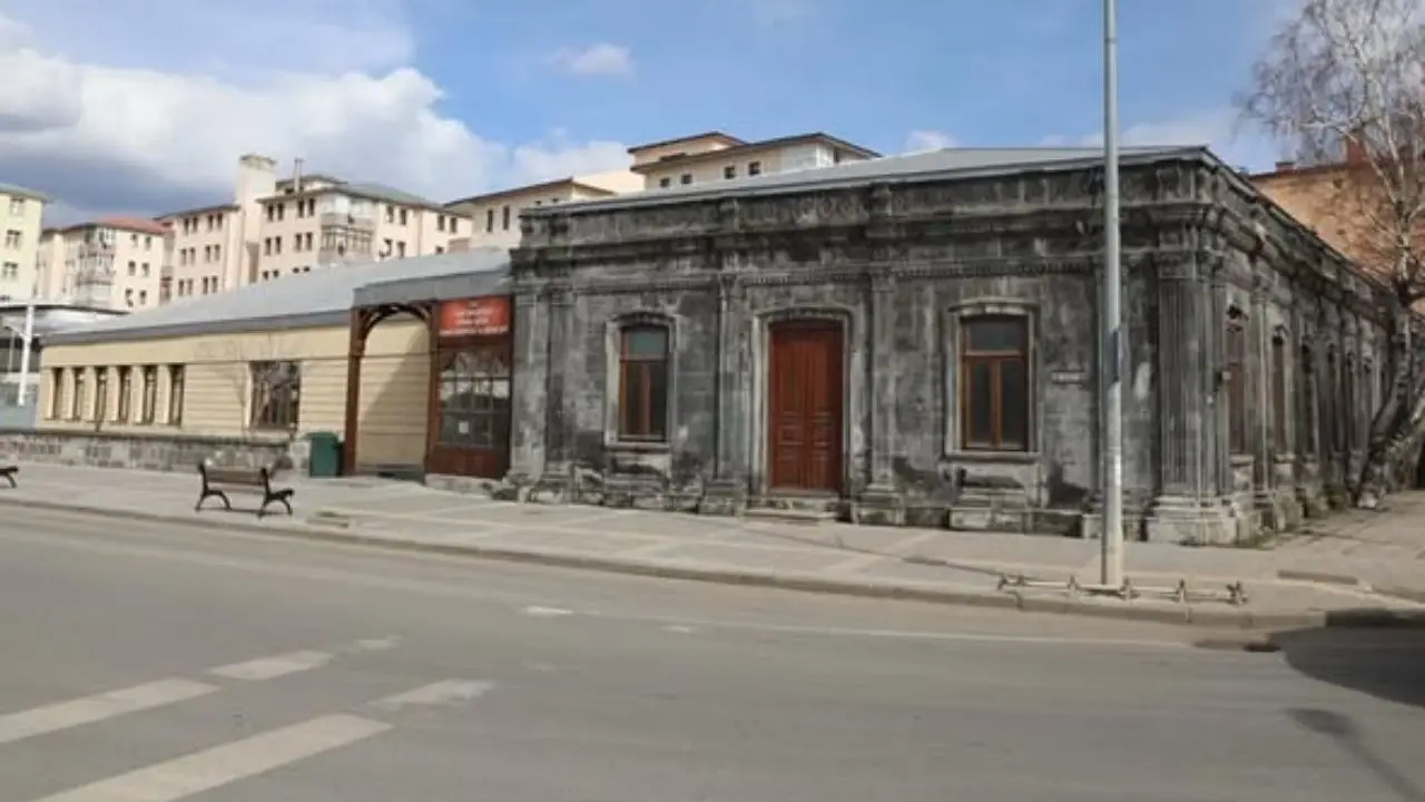 Kars'taki Aynalı Köşk'ün satışı davasında tansiyon yükseldi