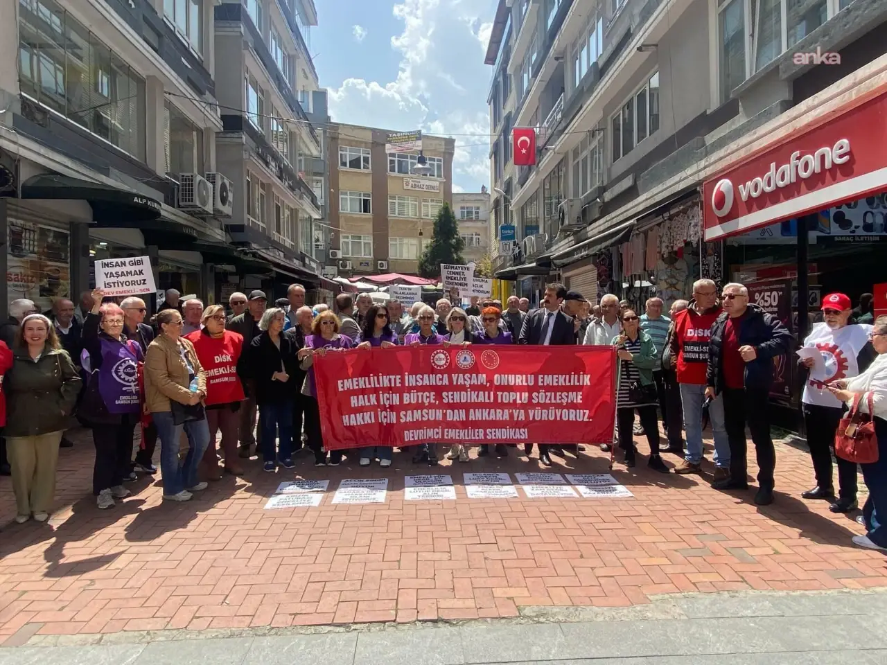 Emekliler Samsun'da bayram ikramiyesini protesto etti