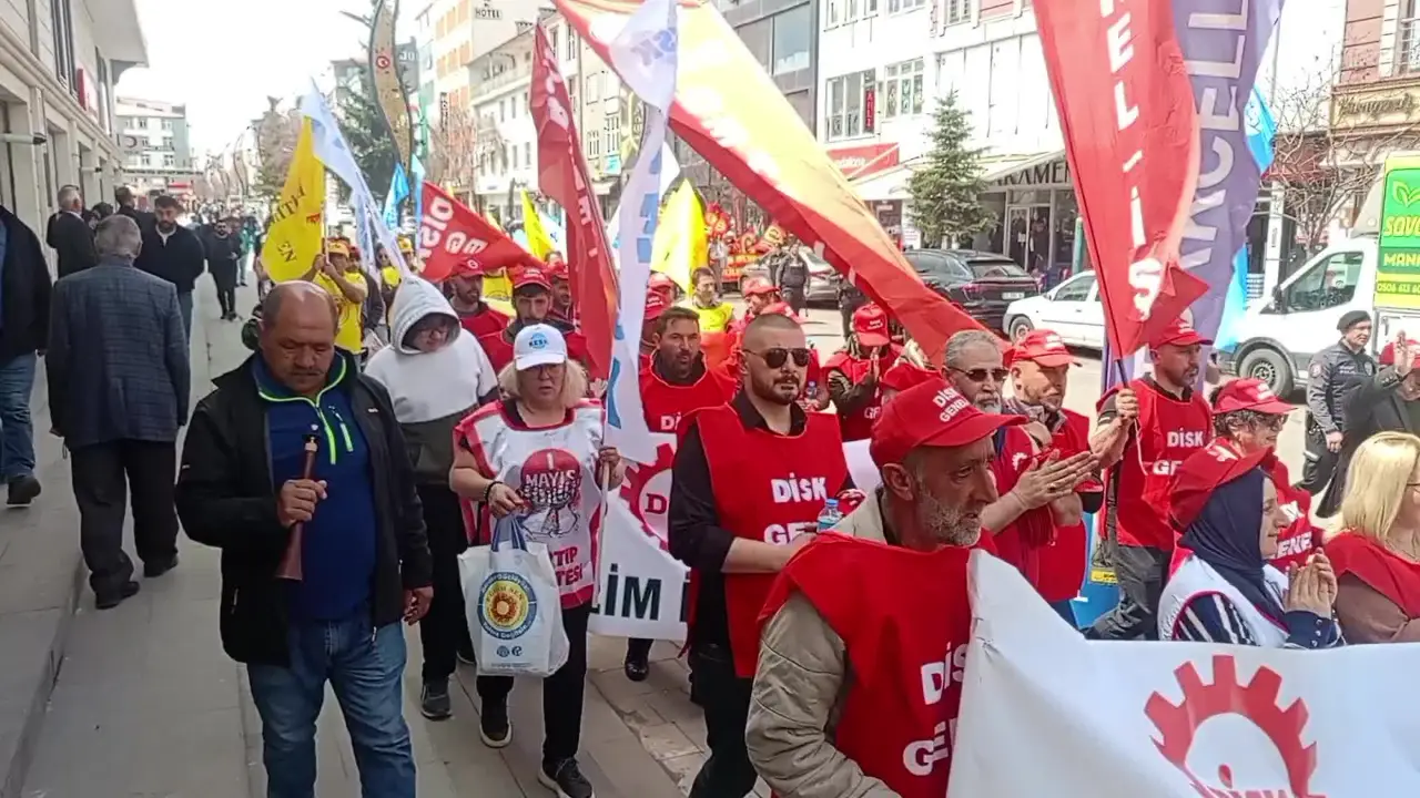 Kars'ta 1 Mayıs: Emek ve emokrasi bileşenleri Tren Garı'nda kutladı