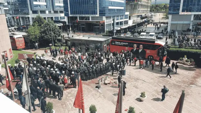 Uluslararası basın CHP müdahalesini masaya yatırdı: Siyasi baskı, kurumsal belirsizlik ve demokratik gerileme