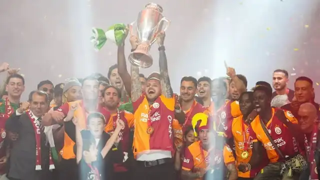 Galatasaray şampiyonluk kupasını kaldırdı