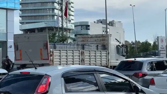 CHP Genel Merkezi etrafına polis barikatları getirildi