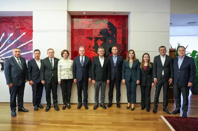 Özgür Özel CHP'li büyükşehir belediye başkanları ile parti genel merkezinde bir araya geldi