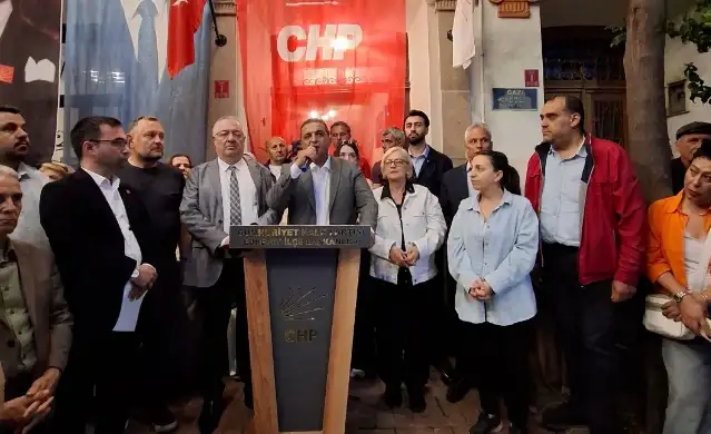 CHP Edremit İlçe Başkanlığı önünde "mutlak butlan" kararına karşı "irade nöbeti"