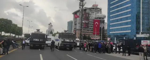 CHP Genel Merkezi önünde bekleyiş sürüyor