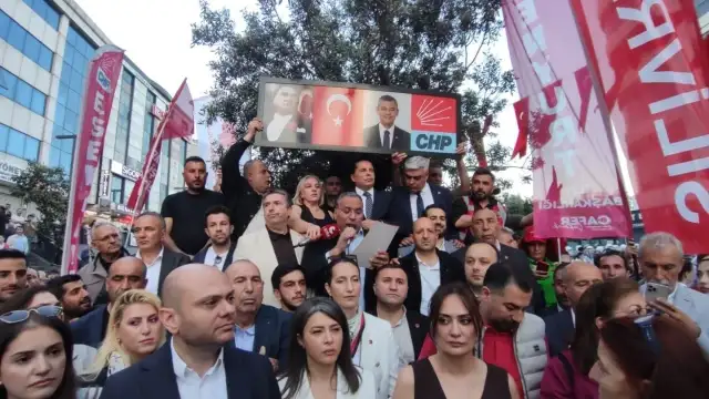 Esenyurt'ta CHP'nin polis müdahalesiyle tahliyesi yürüyüşle protesto edildi