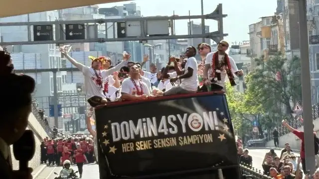 Galatarasay şampiyonluk turu attı