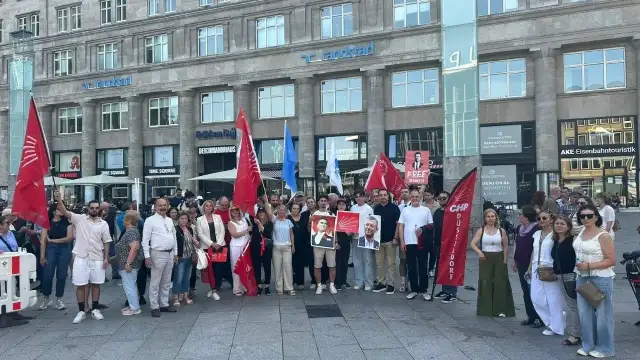 Köln’de CHP Genel Merkezi’ne yapılan polis müdahalesine protesto