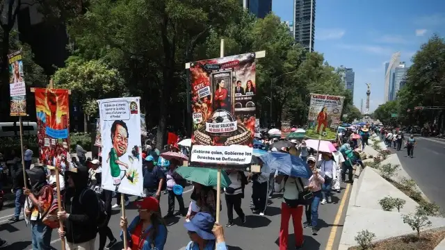 Meksika'da binlerce öğretmen ülke genelinde süresiz greve başladı