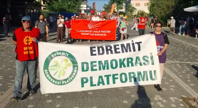 Edremit’te "sivil darbeye" karşı kitlesel yürüyüş: Barikatları yıkanların ardıllarıyız, teslim olmayacağız!