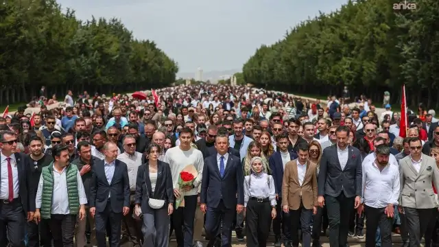 Özgür Özel gençlerle Anıtkabir'e yürüyecek