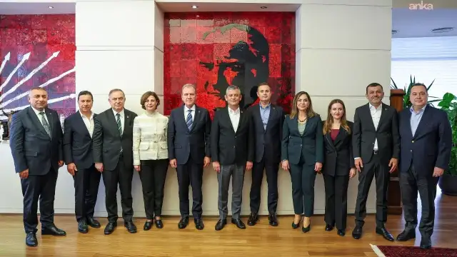 Özgür Özel, genel merkezde belediye başkanları ile görüştü