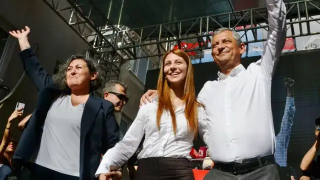 Özel, memleketi Manisa'da binlerle bayramlaştı