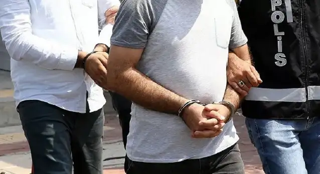 İzmir'de dolandırıcılık ve zimmet iddiasıyla biri banka müdürü 2 kişi hakkında gözaltı kararı