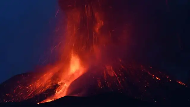 İtalya'da Etna Yanardağı yeniden kül ve lav püskürttü