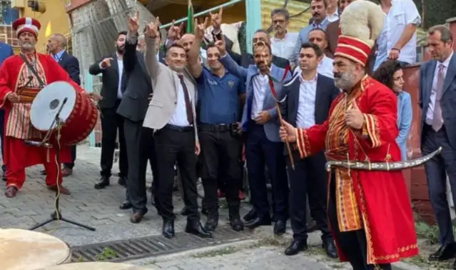 MHP etkinliğine güvenlik için gönderilen amirden "bozkurt" işareti