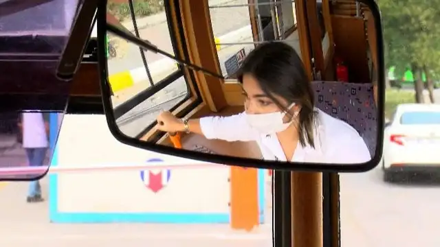 Kadıköy'de nostaljik tramvayın ilk kadın makinistleri göreve başladı