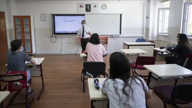 Bilim Kurulu Üyesi Akın: "Yüz yüze eğitim için öğretmenler ve okul çalışanları aşılanmalı"