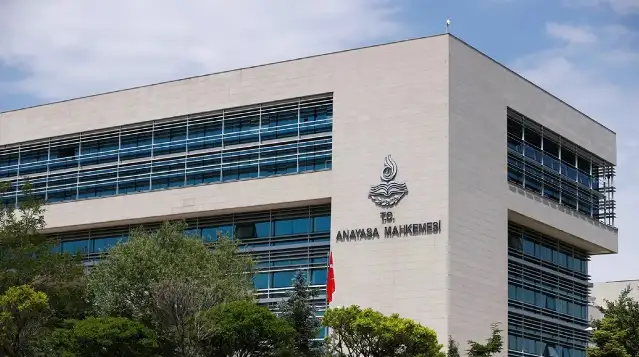 AYM, TCK'deki "örgüt üyesi olmamakla birlikte örgüt adına suç işleme" suçunu düzenleyen hükmü iptal etti
