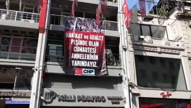 CHP Cumartesi Anneleri’ne pankartla destek verdi