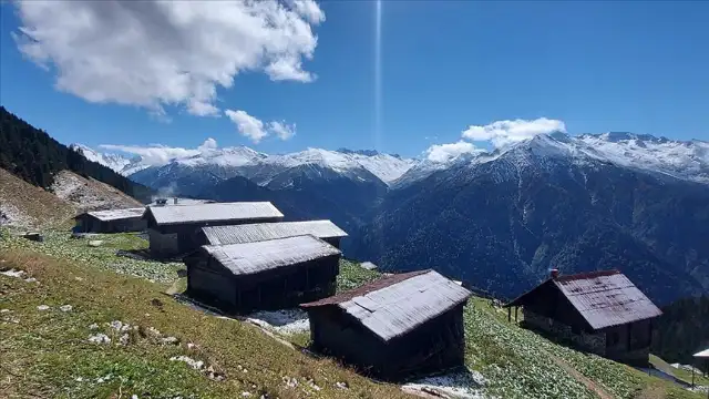 Kaçkar Dağları'ndaki yaylalar beyaz örtüyle kaplandı