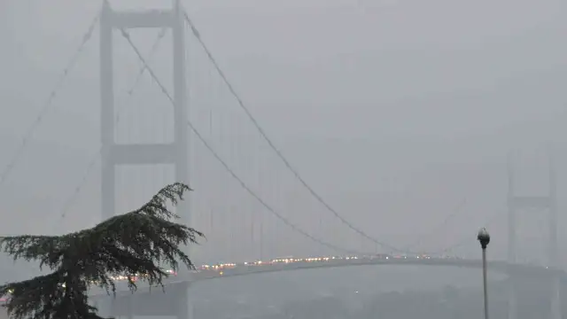 İstanbul Boğazı’nda sis nedeniyle gemi trafiği askıya alındı