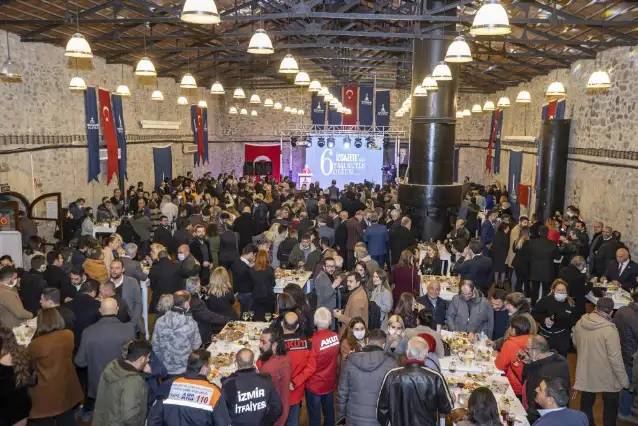 İzmir'de İz Gazete'nin düzenlemiş olduğu "İz Bırakanlar Ödülleri" sahiplerini buldu