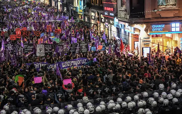 Kadınlardan İstanbul Valiliği'ne yasak yanıtı: "19 yıldır yürüyoruz, 20.yılda da Taksim'deyiz "