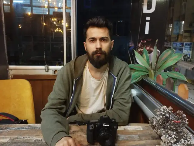 Depremzedelerin AKP’li başkana tepkisini çeken gazeteci darp edildi