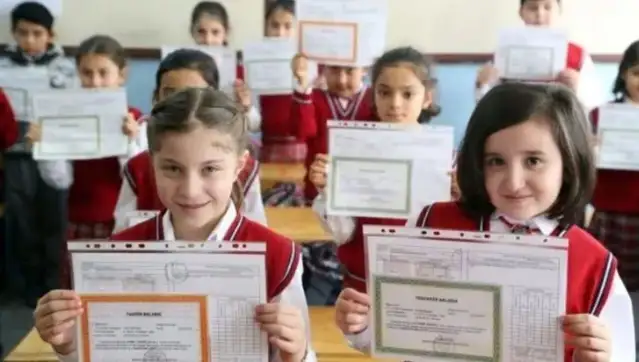 Okullarda yarın 20 milyonu aşkın öğrenci için "karne zili" çalacak