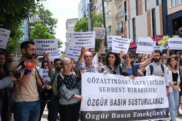 İstanbul’daki gazeteciler Diyarbakır’da gözaltında tutulan meslektaşları için buluştu